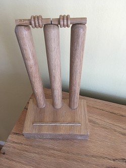 Photo stand made in oak