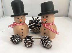 2019 snowmen turned in maple wood